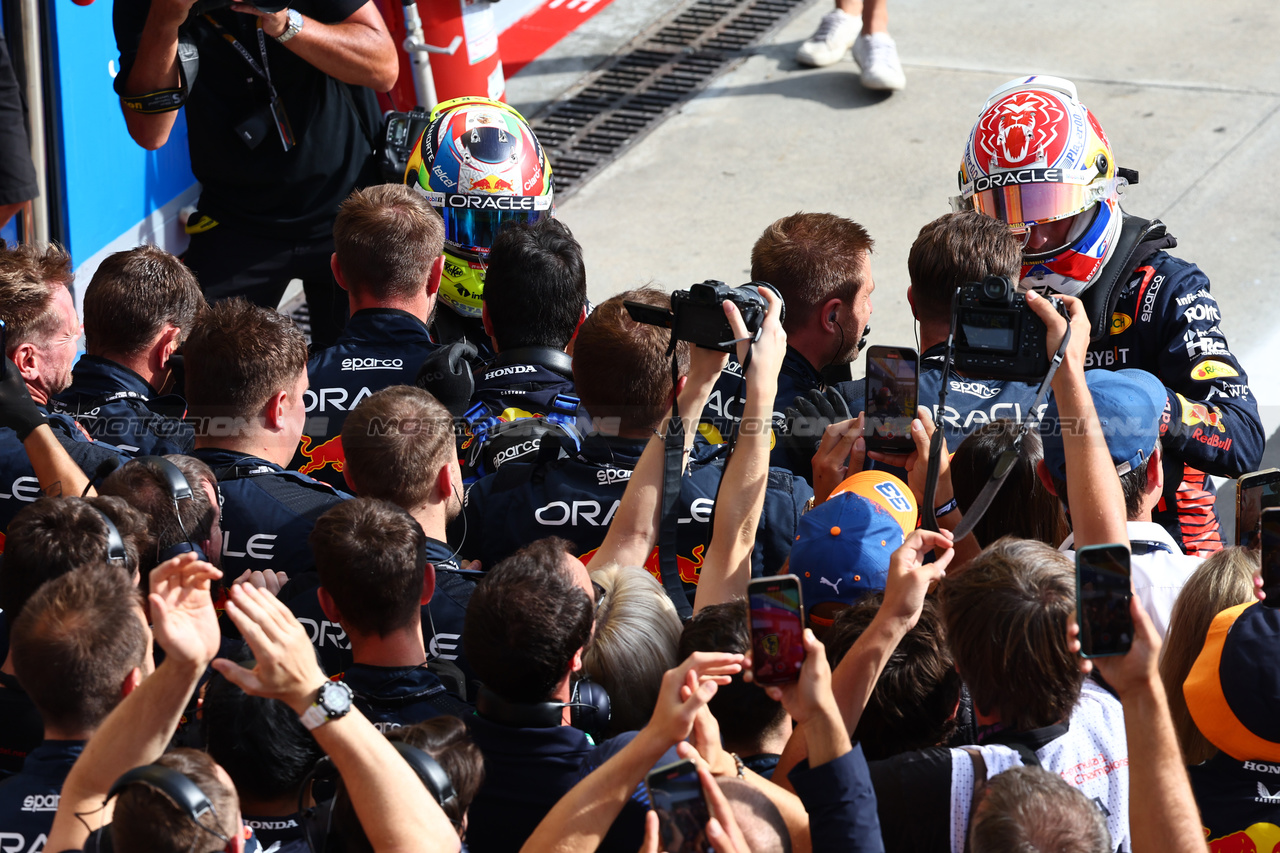 GP ITALIA, 2nd place Sergio Perez (MEX) Red Bull Racing. e 1st place Max Verstappen (NLD) Red Bull Racing.
03.09.2023. Formula 1 World Championship, Rd 15, Italian Grand Prix, Monza, Italy, Gara Day.
- www.xpbimages.com, EMail: requests@xpbimages.com © Copyright: Batchelor / XPB Images