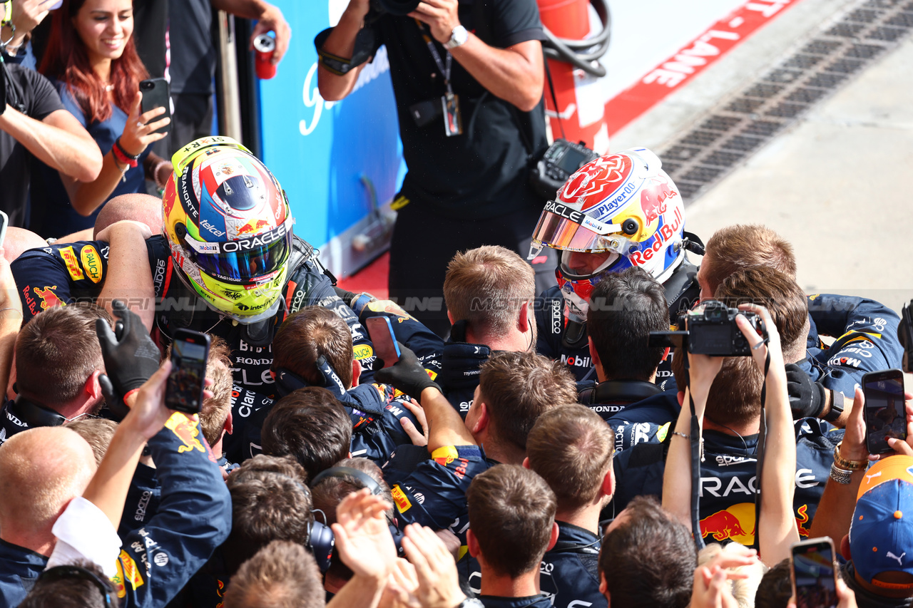 GP ITALIA, 2nd place Sergio Perez (MEX) Red Bull Racing. e 1st place Max Verstappen (NLD) Red Bull Racing.
03.09.2023. Formula 1 World Championship, Rd 15, Italian Grand Prix, Monza, Italy, Gara Day.
- www.xpbimages.com, EMail: requests@xpbimages.com © Copyright: Batchelor / XPB Images