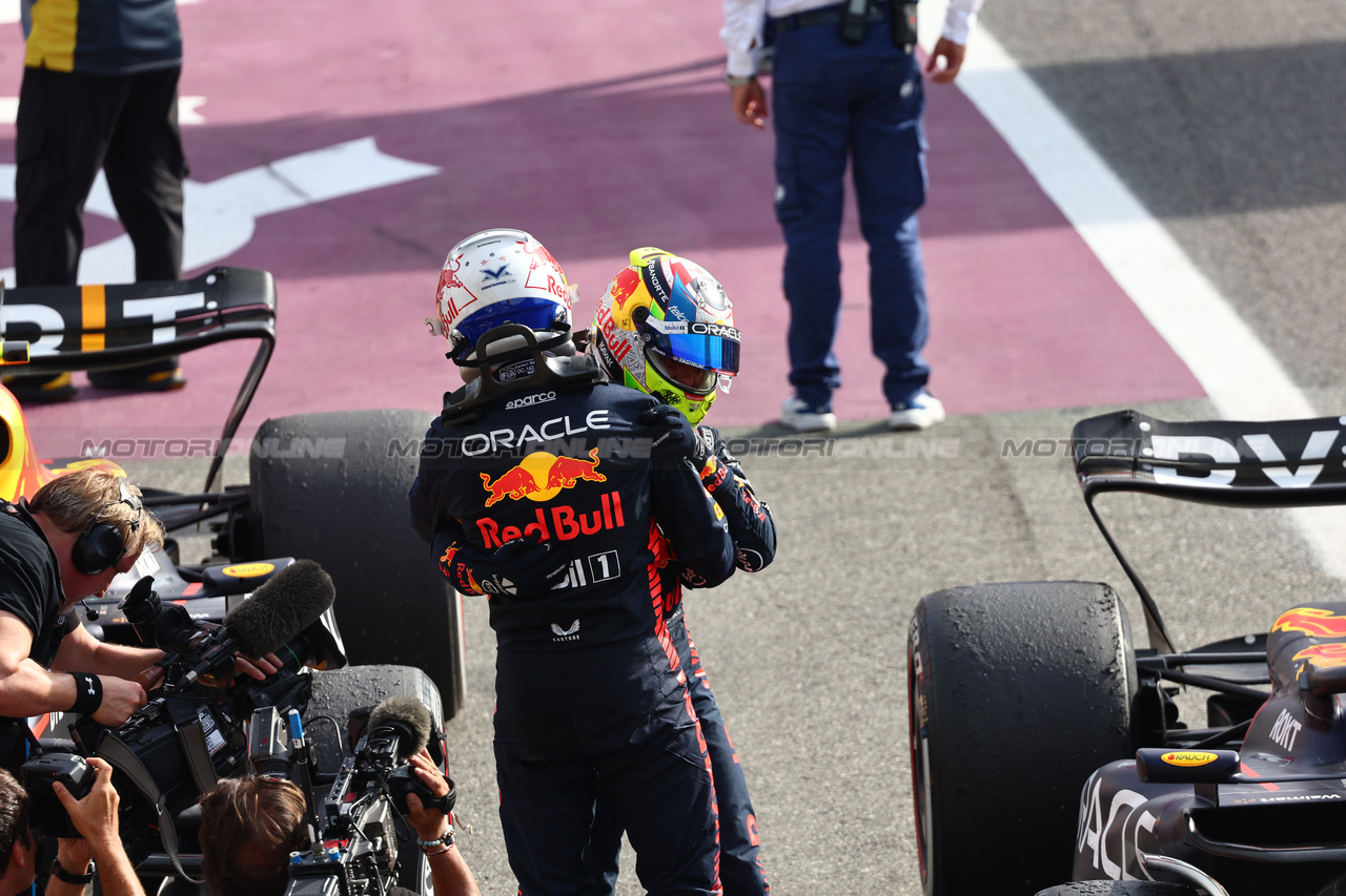 GP ITALIA, 2nd place Sergio Perez (MEX) Red Bull Racing. e 1st place Max Verstappen (NLD) Red Bull Racing.
03.09.2023. Formula 1 World Championship, Rd 15, Italian Grand Prix, Monza, Italy, Gara Day.
- www.xpbimages.com, EMail: requests@xpbimages.com © Copyright: Batchelor / XPB Images