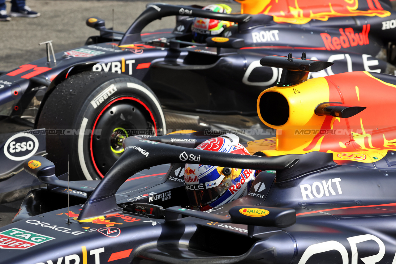 GP ITALIA, Gara winner Max Verstappen (NLD) Red Bull Racing RB19 e Sergio Perez (MEX) Red Bull Racing RB19 in parc ferme.

03.09.2023. Formula 1 World Championship, Rd 15, Italian Grand Prix, Monza, Italy, Gara Day.

- www.xpbimages.com, EMail: requests@xpbimages.com © Copyright: Bearne / XPB Images