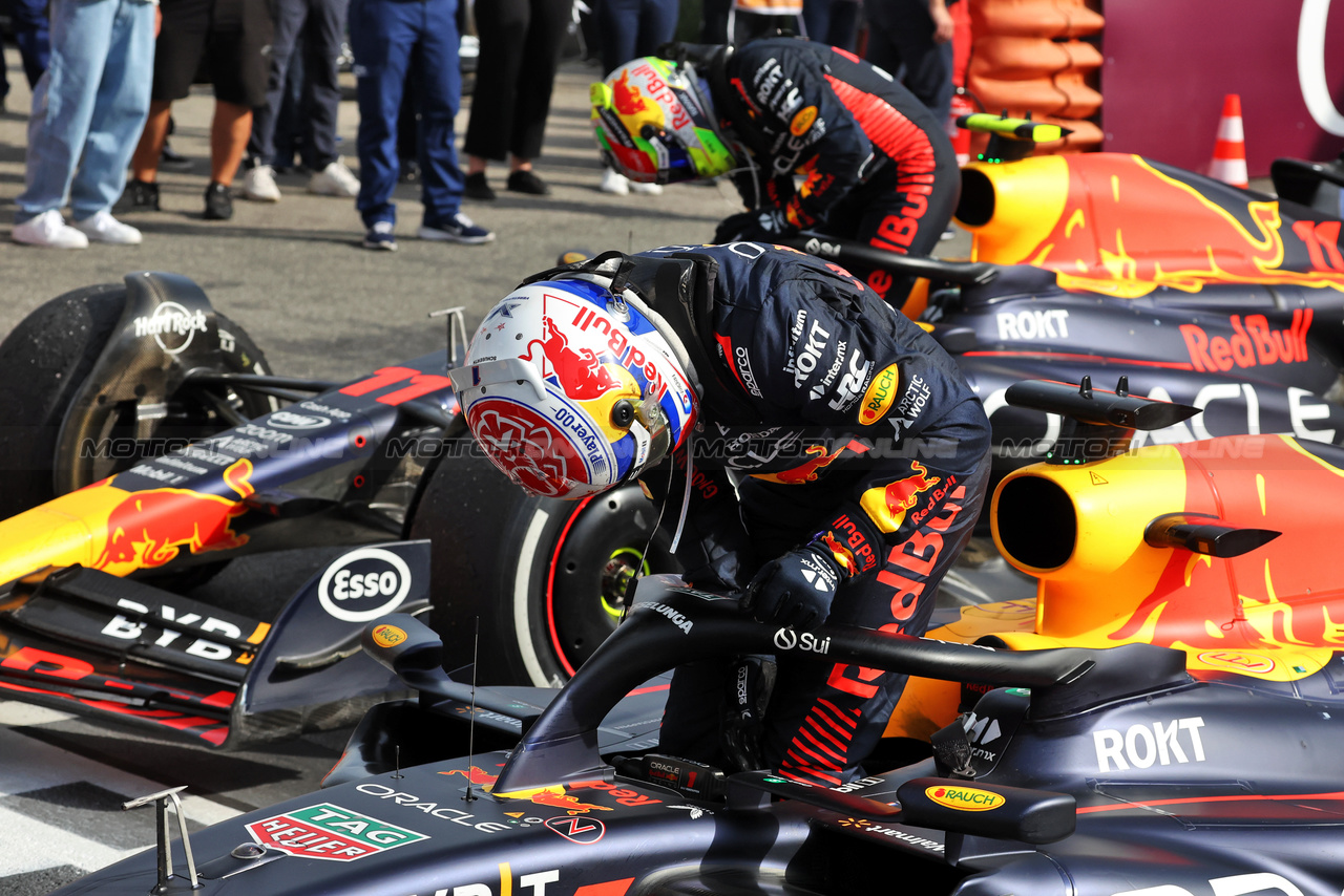 GP ITALIA, Gara winner Max Verstappen (NLD) Red Bull Racing RB19 e Sergio Perez (MEX) Red Bull Racing RB19 in parc ferme.

03.09.2023. Formula 1 World Championship, Rd 15, Italian Grand Prix, Monza, Italy, Gara Day.

- www.xpbimages.com, EMail: requests@xpbimages.com © Copyright: Bearne / XPB Images