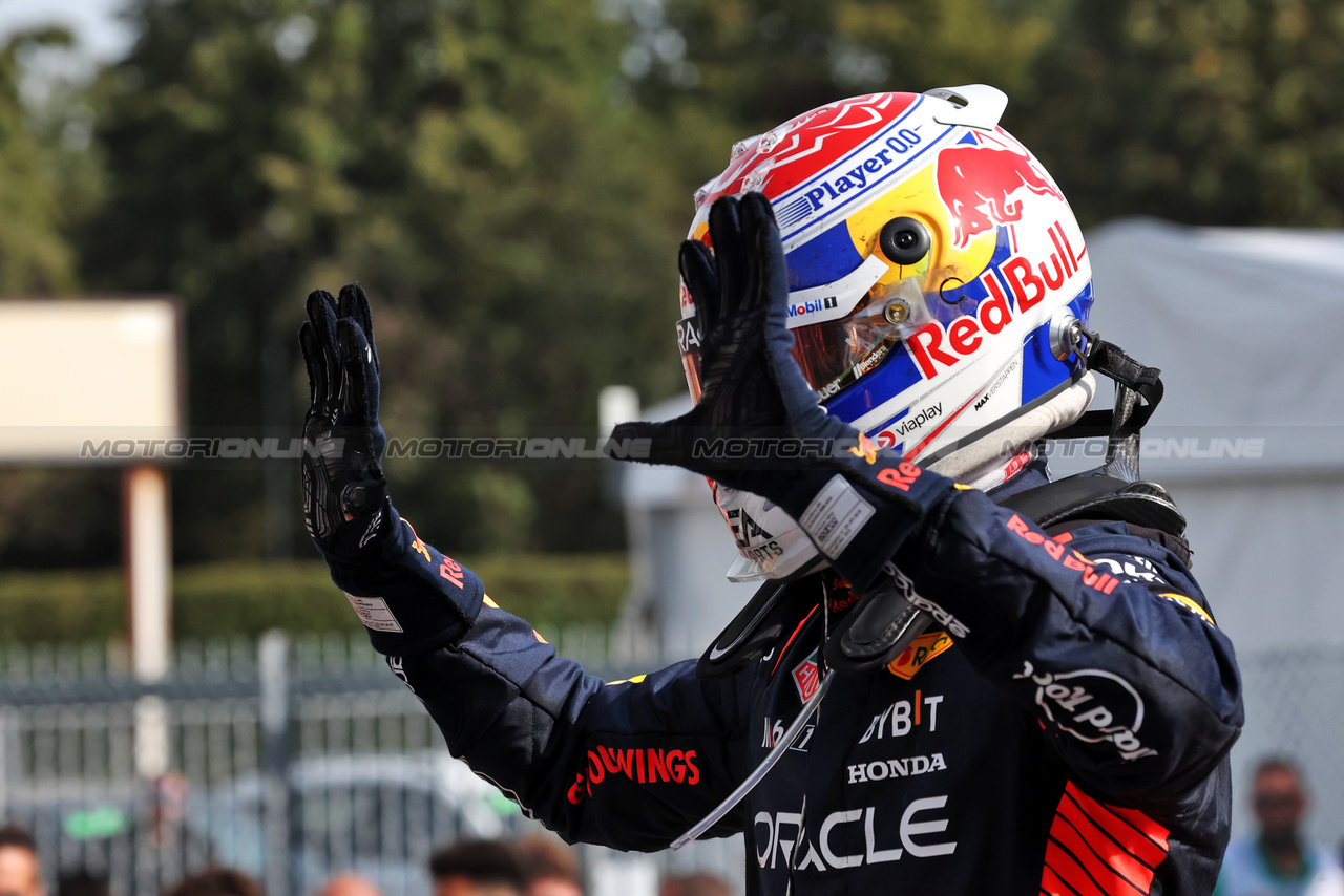 GP ITALIA, Gara winner Max Verstappen (NLD) Red Bull Racing celebrates in parc ferme.

03.09.2023. Formula 1 World Championship, Rd 15, Italian Grand Prix, Monza, Italy, Gara Day.

- www.xpbimages.com, EMail: requests@xpbimages.com © Copyright: Bearne / XPB Images
