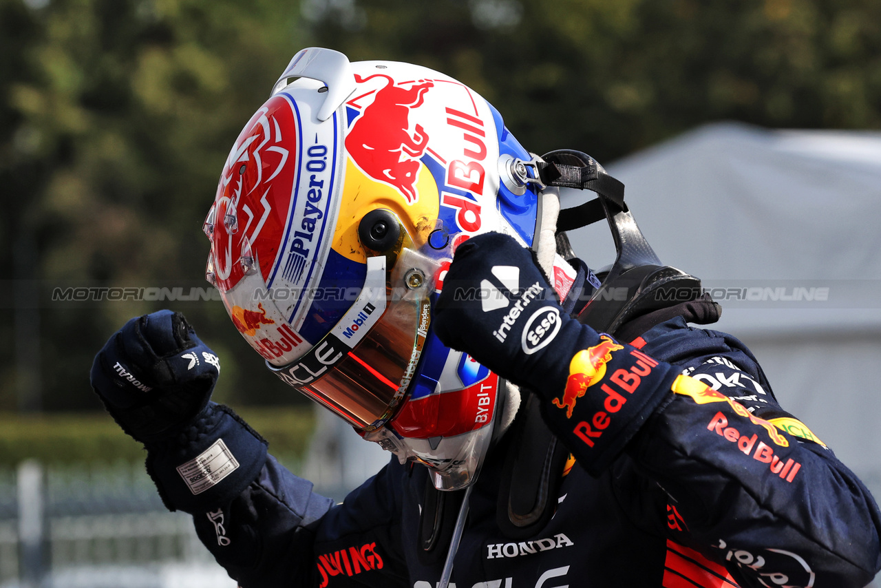 GP ITALIA, Gara winner Max Verstappen (NLD) Red Bull Racing celebrates in parc ferme.

03.09.2023. Formula 1 World Championship, Rd 15, Italian Grand Prix, Monza, Italy, Gara Day.

- www.xpbimages.com, EMail: requests@xpbimages.com © Copyright: Bearne / XPB Images