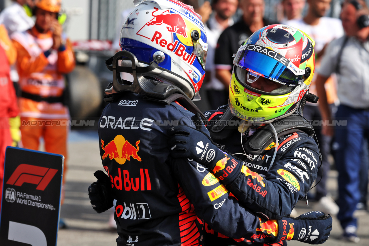 GP ITALIA, (L to R): Gara winner Max Verstappen (NLD) Red Bull Racing celebrates in parc ferme with team mate Sergio Perez (MEX) Red Bull Racing.

03.09.2023. Formula 1 World Championship, Rd 15, Italian Grand Prix, Monza, Italy, Gara Day.

- www.xpbimages.com, EMail: requests@xpbimages.com © Copyright: Bearne / XPB Images