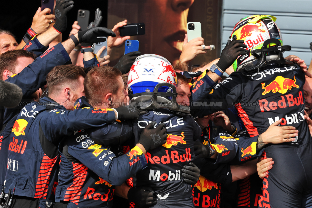 GP ITALIA, Gara winner Max Verstappen (NLD) Red Bull Racing celebrates with the team with second placed Sergio Perez (MEX) Red Bull Racing.

03.09.2023. Formula 1 World Championship, Rd 15, Italian Grand Prix, Monza, Italy, Gara Day.

- www.xpbimages.com, EMail: requests@xpbimages.com © Copyright: Bearne / XPB Images