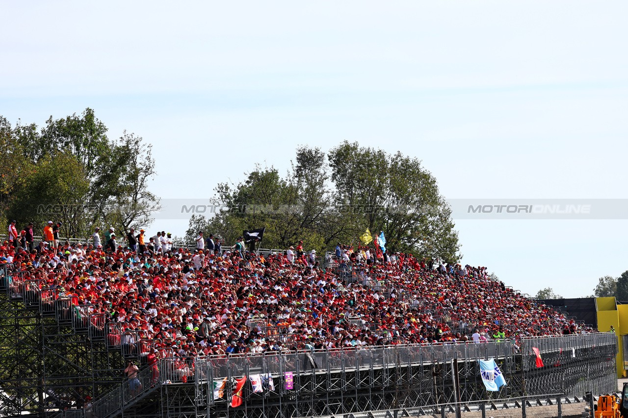 GP ITALIA, Circuit Atmosfera - fans in the grandstand.

03.09.2023. Formula 1 World Championship, Rd 15, Italian Grand Prix, Monza, Italy, Gara Day.

- www.xpbimages.com, EMail: requests@xpbimages.com © Copyright: Batchelor / XPB Images