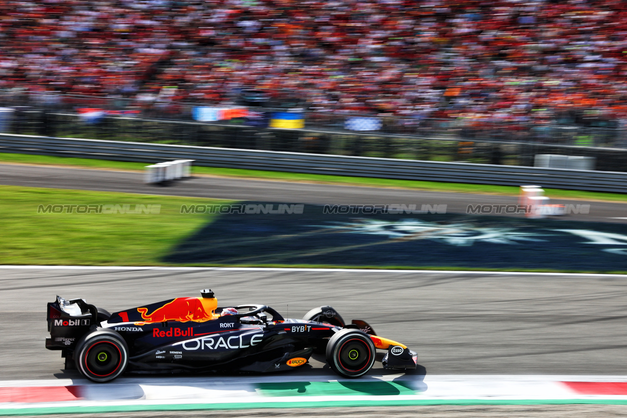 GP ITALIA, Max Verstappen (NLD) Red Bull Racing RB19.

03.09.2023. Formula 1 World Championship, Rd 15, Italian Grand Prix, Monza, Italy, Gara Day.

- www.xpbimages.com, EMail: requests@xpbimages.com © Copyright: Batchelor / XPB Images
