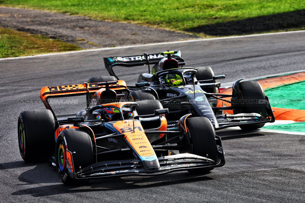 GP ITALIA, Oscar Piastri (AUS) McLaren MCL60 e Lewis Hamilton (GBR) Mercedes AMG F1 W14.

03.09.2023. Formula 1 World Championship, Rd 15, Italian Grand Prix, Monza, Italy, Gara Day.

- www.xpbimages.com, EMail: requests@xpbimages.com © Copyright: Batchelor / XPB Images