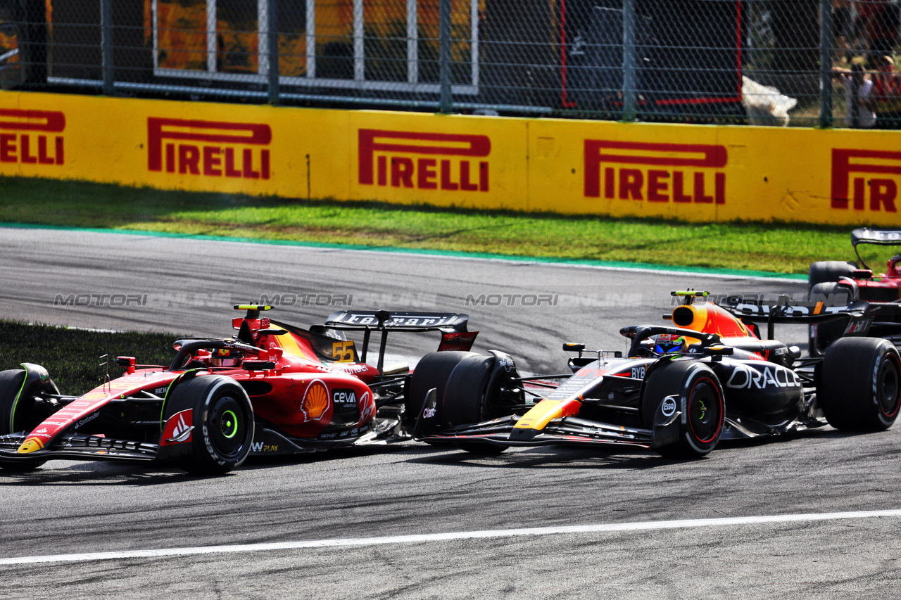 GP ITALIA, Carlos Sainz Jr (ESP) Ferrari SF-23 e Sergio Perez (MEX) Red Bull Racing RB19 battle for position.

03.09.2023. Formula 1 World Championship, Rd 15, Italian Grand Prix, Monza, Italy, Gara Day.

- www.xpbimages.com, EMail: requests@xpbimages.com © Copyright: Batchelor / XPB Images