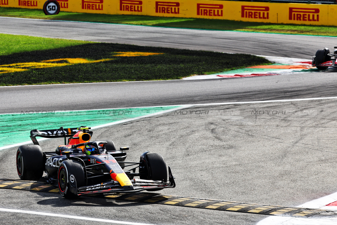 GP ITALIA, Sergio Perez (MEX) Red Bull Racing RB19 runs wide.

03.09.2023. Formula 1 World Championship, Rd 15, Italian Grand Prix, Monza, Italy, Gara Day.

- www.xpbimages.com, EMail: requests@xpbimages.com © Copyright: Batchelor / XPB Images