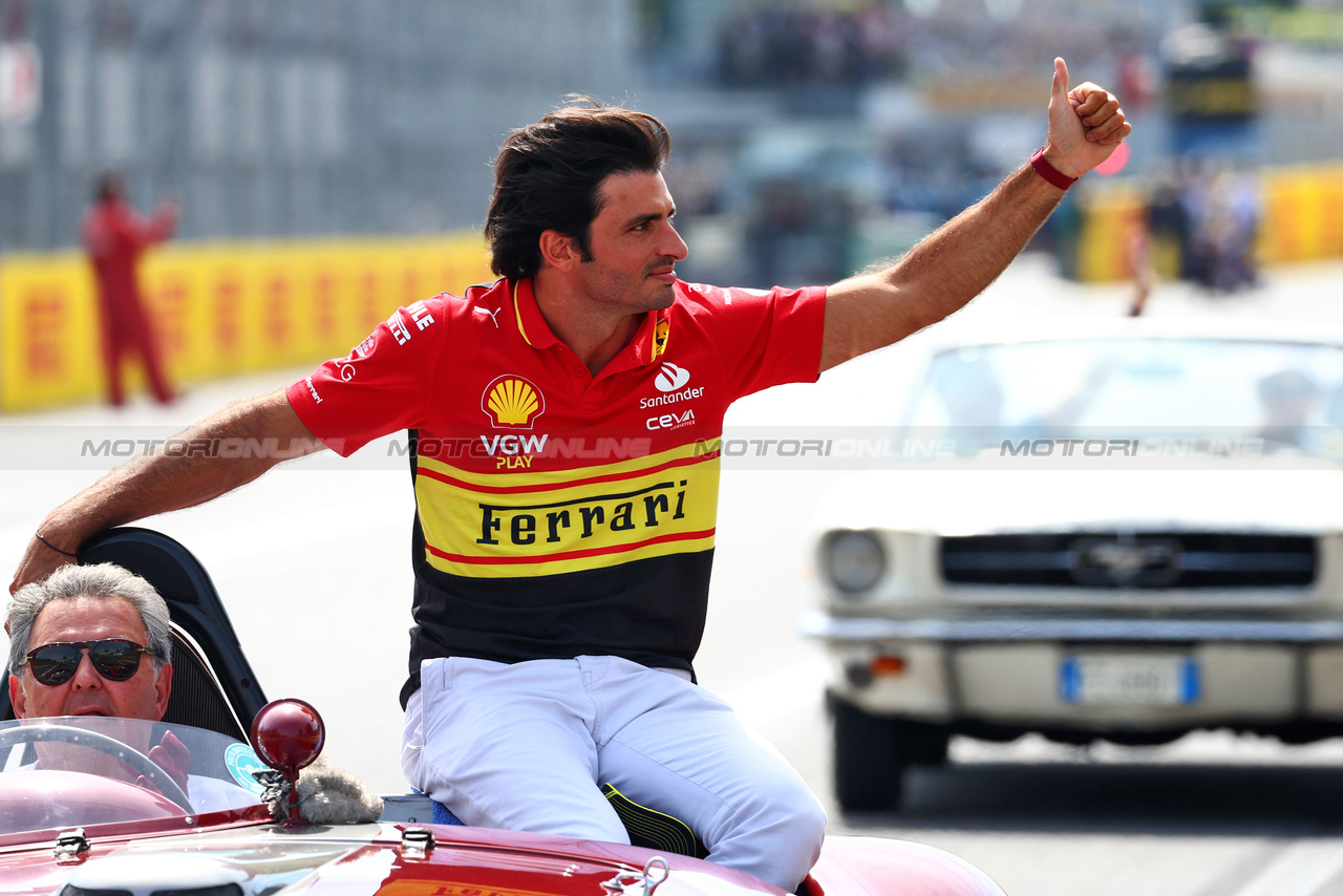 GP ITALIA, Carlos Sainz Jr (ESP) Ferrari on the drivers' parade.

03.09.2023. Formula 1 World Championship, Rd 15, Italian Grand Prix, Monza, Italy, Gara Day.

 - www.xpbimages.com, EMail: requests@xpbimages.com © Copyright: Coates / XPB Images