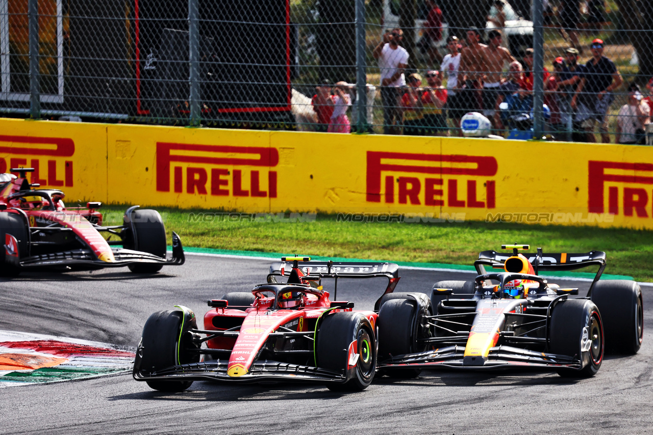 GP ITALIA, Carlos Sainz Jr (ESP) Ferrari SF-23 e Sergio Perez (MEX) Red Bull Racing RB19 battle for position.

03.09.2023. Formula 1 World Championship, Rd 15, Italian Grand Prix, Monza, Italy, Gara Day.

- www.xpbimages.com, EMail: requests@xpbimages.com © Copyright: Batchelor / XPB Images