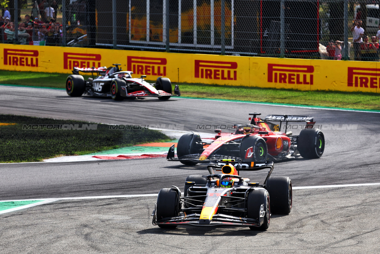 GP ITALIA, Carlos Sainz Jr (ESP) Ferrari SF-23 e Sergio Perez (MEX) Red Bull Racing RB19 battle for position.

03.09.2023. Formula 1 World Championship, Rd 15, Italian Grand Prix, Monza, Italy, Gara Day.

- www.xpbimages.com, EMail: requests@xpbimages.com © Copyright: Batchelor / XPB Images