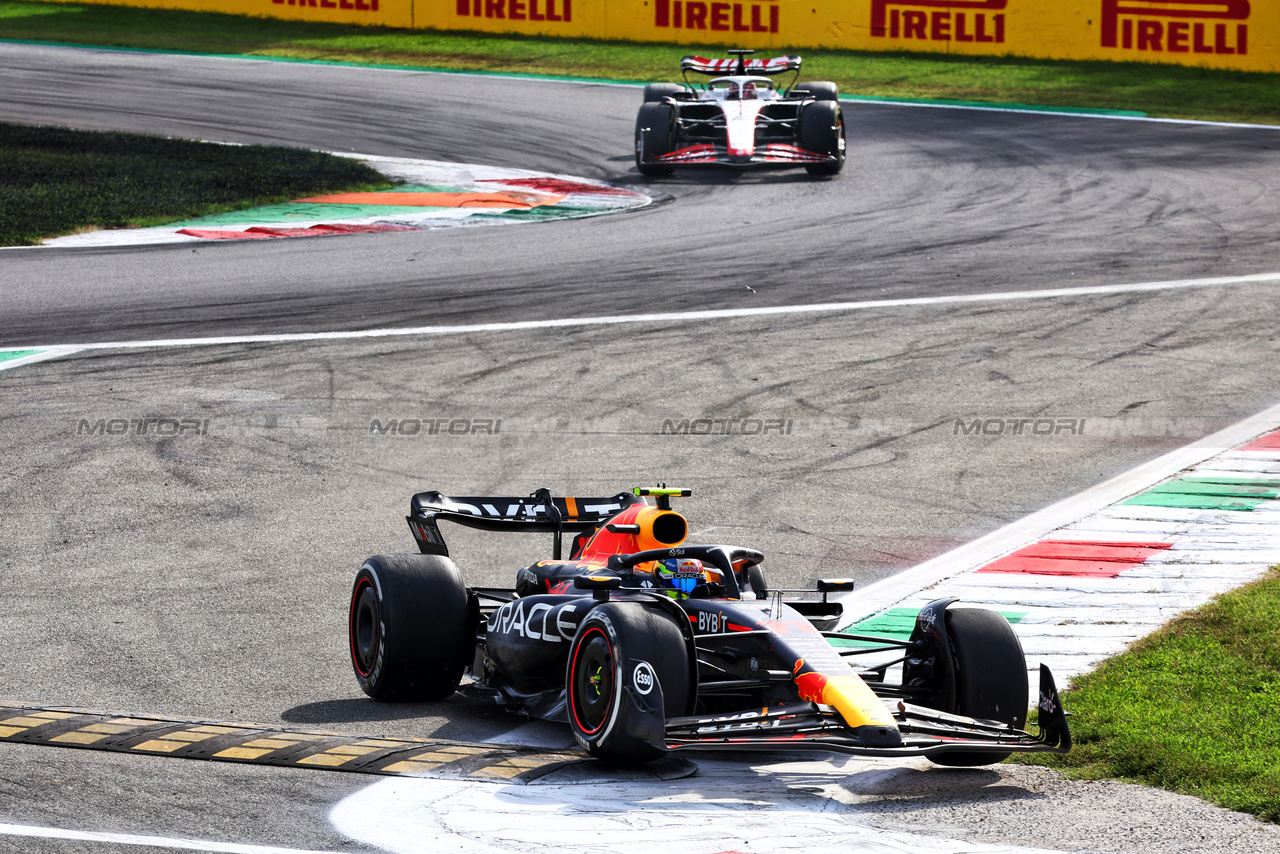 GP ITALIA, Sergio Perez (MEX) Red Bull Racing RB19 runs wide.

03.09.2023. Formula 1 World Championship, Rd 15, Italian Grand Prix, Monza, Italy, Gara Day.

- www.xpbimages.com, EMail: requests@xpbimages.com © Copyright: Batchelor / XPB Images