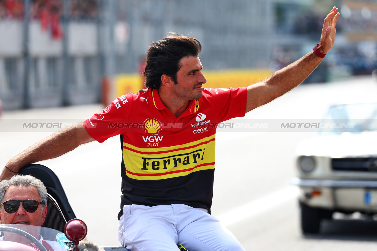GP ITALIA, Carlos Sainz Jr (ESP) Ferrari on the drivers' parade.

03.09.2023. Formula 1 World Championship, Rd 15, Italian Grand Prix, Monza, Italy, Gara Day.

 - www.xpbimages.com, EMail: requests@xpbimages.com © Copyright: Coates / XPB Images
