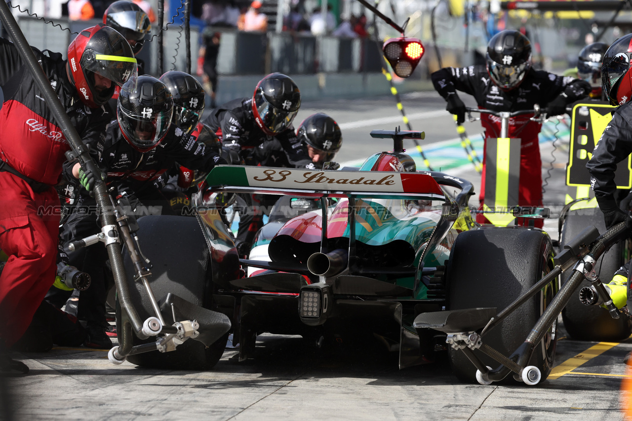 GP ITALIA, Valtteri Bottas (FIN) Alfa Romeo F1 Team C43 makes a pit stop.

03.09.2023. Formula 1 World Championship, Rd 15, Italian Grand Prix, Monza, Italy, Gara Day.

- www.xpbimages.com, EMail: requests@xpbimages.com © Copyright: Bearne / XPB Images