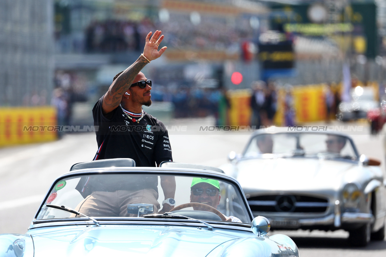 GP ITALIA, Lewis Hamilton (GBR) Mercedes AMG F1 on the drivers' parade.

03.09.2023. Formula 1 World Championship, Rd 15, Italian Grand Prix, Monza, Italy, Gara Day.

 - www.xpbimages.com, EMail: requests@xpbimages.com © Copyright: Coates / XPB Images