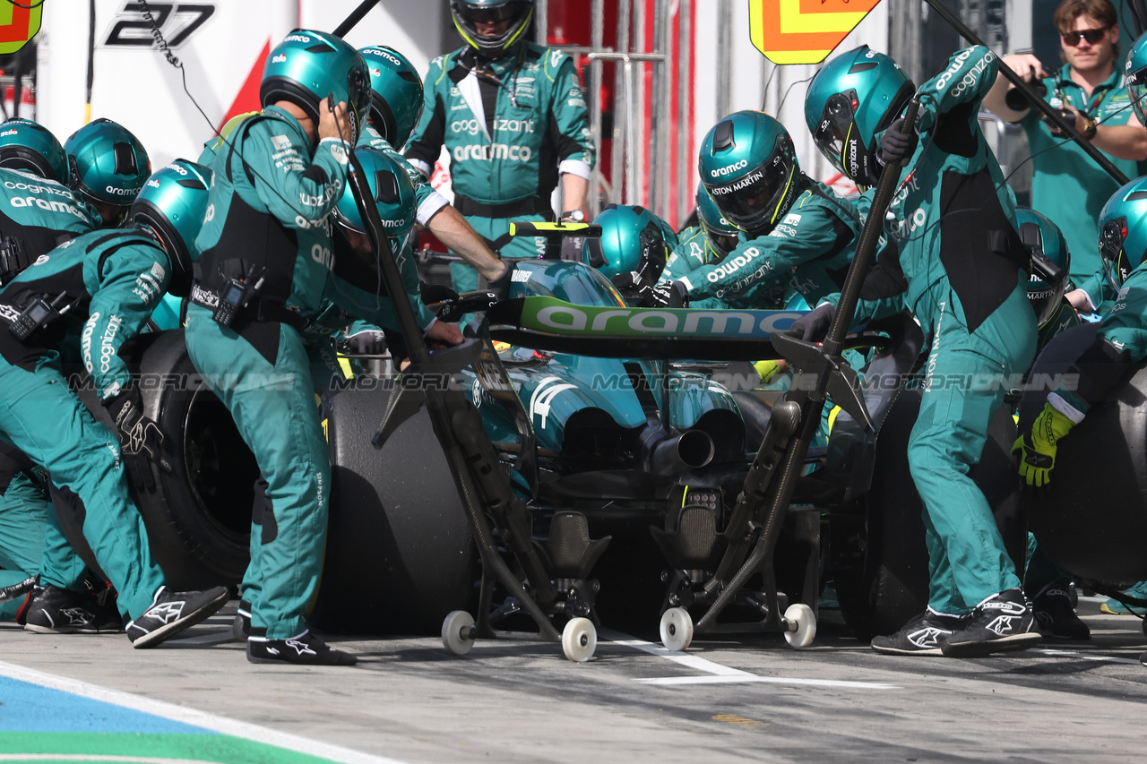 GP ITALIA, Fernando Alonso (ESP) Aston Martin F1 Team AMR23 makes a pit stop.

03.09.2023. Formula 1 World Championship, Rd 15, Italian Grand Prix, Monza, Italy, Gara Day.

- www.xpbimages.com, EMail: requests@xpbimages.com © Copyright: Bearne / XPB Images