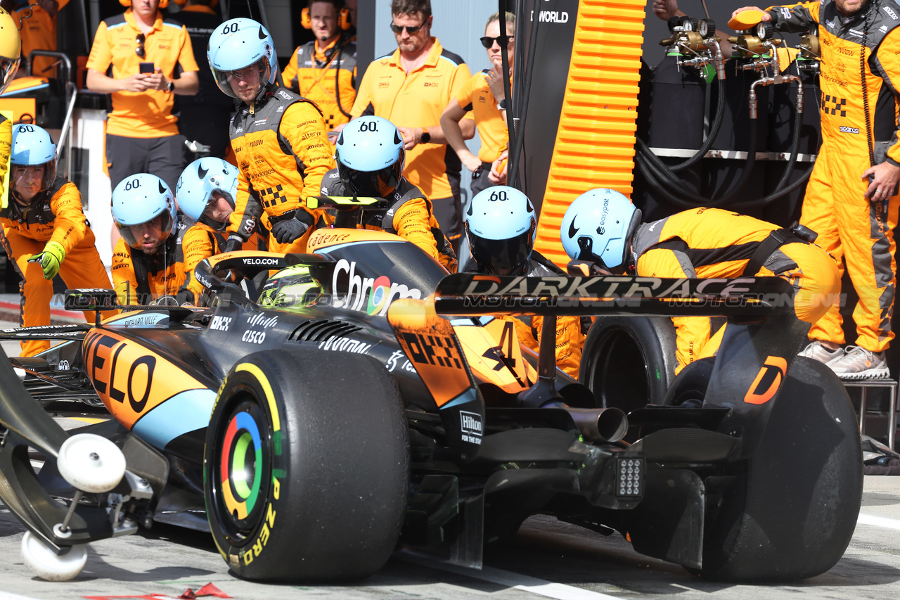 GP ITALIA, Lando Norris (GBR) McLaren MCL60 makes a pit stop.

03.09.2023. Formula 1 World Championship, Rd 15, Italian Grand Prix, Monza, Italy, Gara Day.

- www.xpbimages.com, EMail: requests@xpbimages.com © Copyright: Bearne / XPB Images
