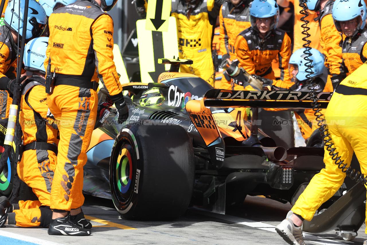 GP ITALIA, Lando Norris (GBR) McLaren MCL60 makes a pit stop.

03.09.2023. Formula 1 World Championship, Rd 15, Italian Grand Prix, Monza, Italy, Gara Day.

- www.xpbimages.com, EMail: requests@xpbimages.com © Copyright: Bearne / XPB Images