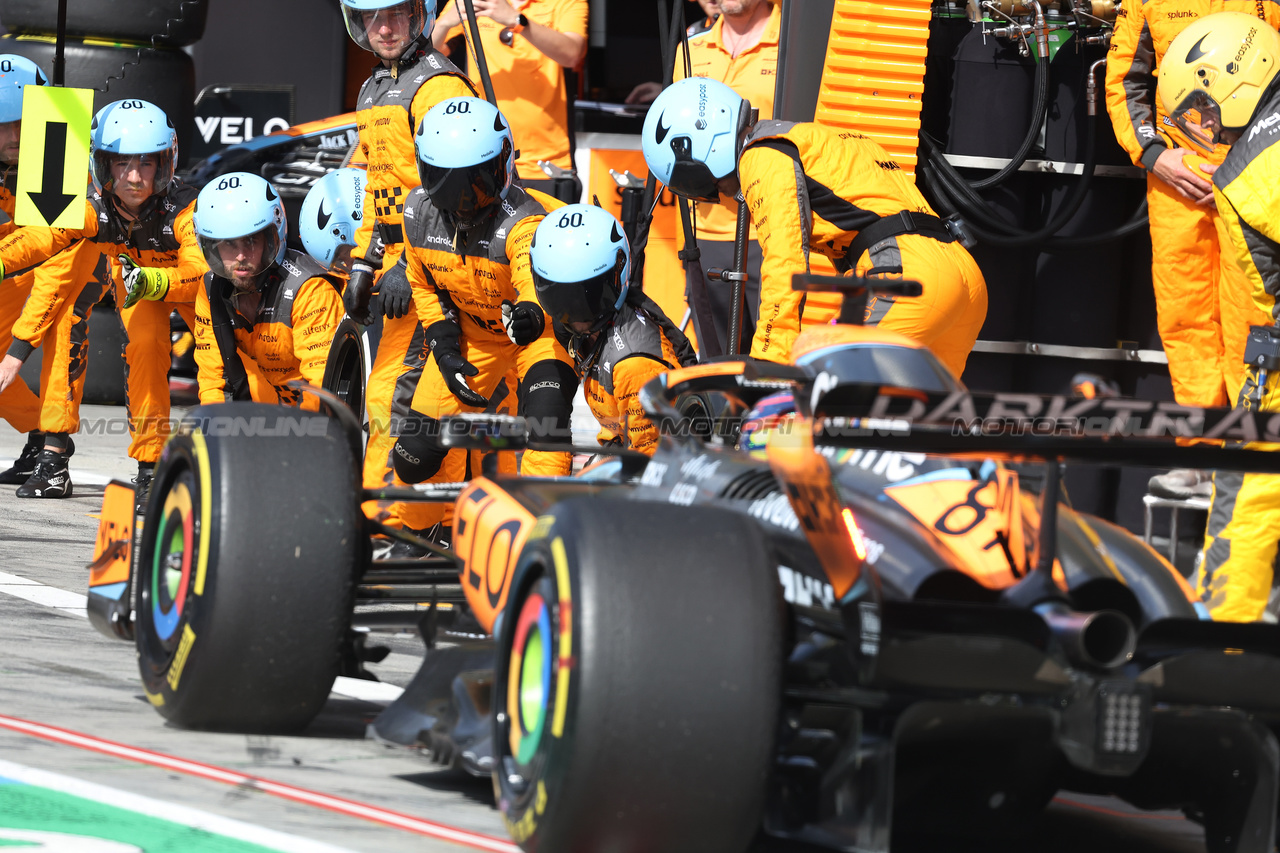 GP ITALIA, Oscar Piastri (AUS) McLaren MCL60 makes a pit stop.

03.09.2023. Formula 1 World Championship, Rd 15, Italian Grand Prix, Monza, Italy, Gara Day.

- www.xpbimages.com, EMail: requests@xpbimages.com © Copyright: Bearne / XPB Images