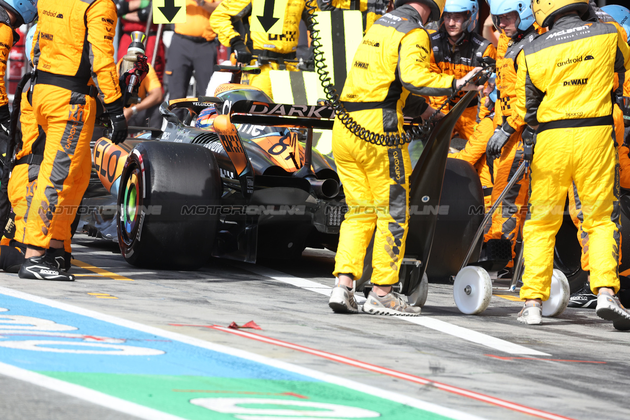 GP ITALIA, Oscar Piastri (AUS) McLaren MCL60 makes a pit stop.

03.09.2023. Formula 1 World Championship, Rd 15, Italian Grand Prix, Monza, Italy, Gara Day.

- www.xpbimages.com, EMail: requests@xpbimages.com © Copyright: Bearne / XPB Images