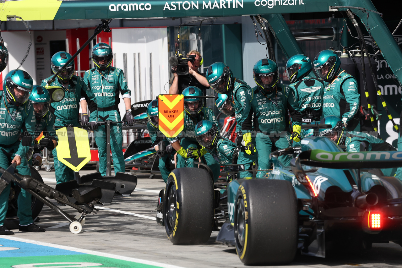 GP ITALIA, Lance Stroll (CDN) Aston Martin F1 Team AMR23 makes a pit stop.

03.09.2023. Formula 1 World Championship, Rd 15, Italian Grand Prix, Monza, Italy, Gara Day.

- www.xpbimages.com, EMail: requests@xpbimages.com © Copyright: Bearne / XPB Images