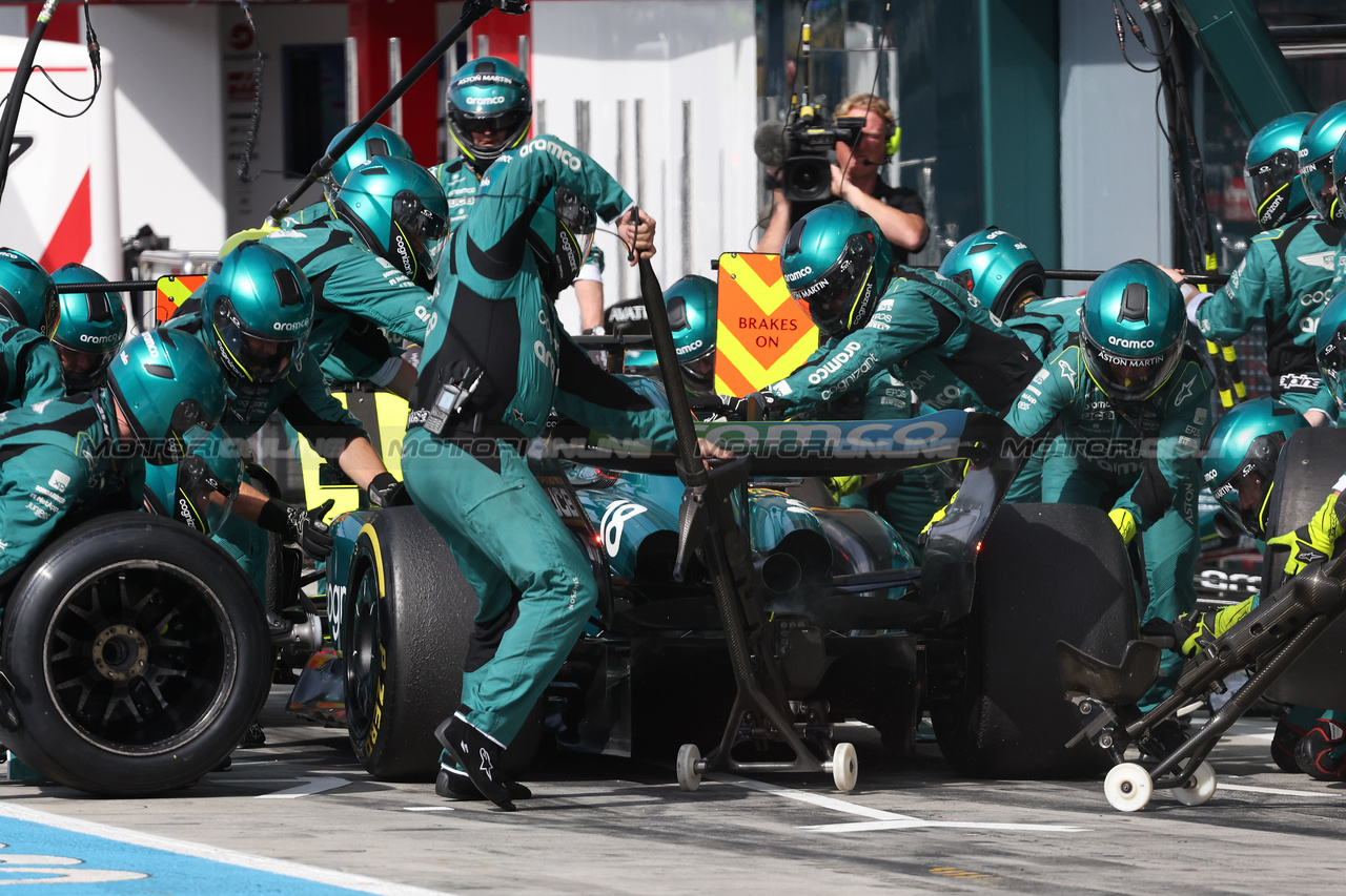 GP ITALIA, Lance Stroll (CDN) Aston Martin F1 Team AMR23 makes a pit stop.

03.09.2023. Formula 1 World Championship, Rd 15, Italian Grand Prix, Monza, Italy, Gara Day.

- www.xpbimages.com, EMail: requests@xpbimages.com © Copyright: Bearne / XPB Images
