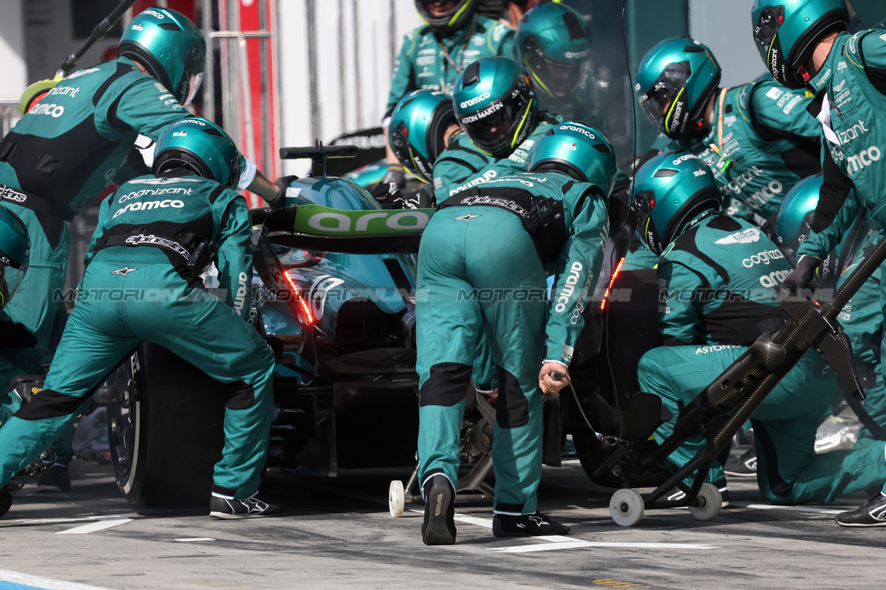 GP ITALIA, Lance Stroll (CDN) Aston Martin F1 Team AMR23 makes a pit stop.

03.09.2023. Formula 1 World Championship, Rd 15, Italian Grand Prix, Monza, Italy, Gara Day.

- www.xpbimages.com, EMail: requests@xpbimages.com © Copyright: Bearne / XPB Images