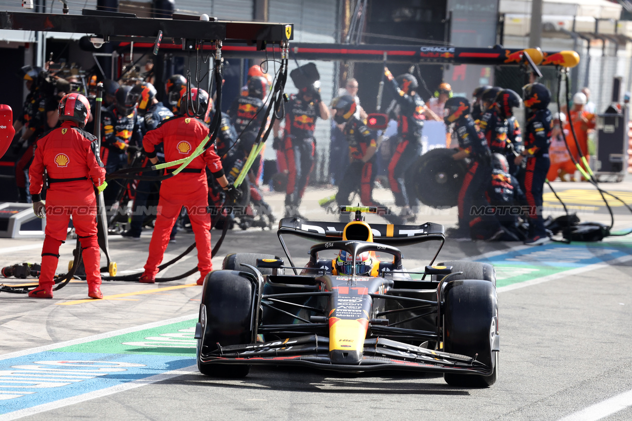 GP ITALIA, Sergio Perez (MEX) Red Bull Racing RB19 leaves the pits.

03.09.2023. Formula 1 World Championship, Rd 15, Italian Grand Prix, Monza, Italy, Gara Day.

- www.xpbimages.com, EMail: requests@xpbimages.com © Copyright: Bearne / XPB Images