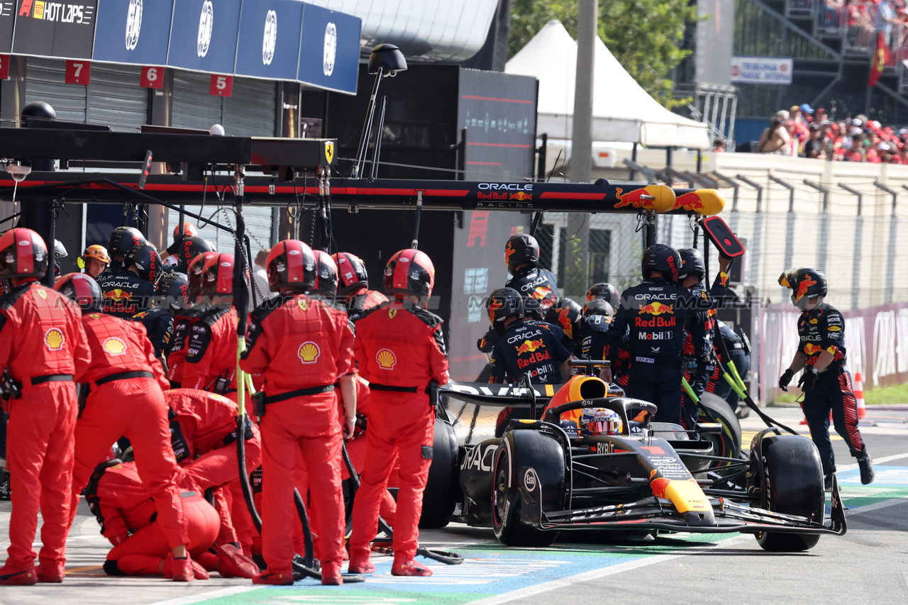 GP ITALIA, Max Verstappen (NLD) Red Bull Racing RB19 makes a pit stop.

03.09.2023. Formula 1 World Championship, Rd 15, Italian Grand Prix, Monza, Italy, Gara Day.

- www.xpbimages.com, EMail: requests@xpbimages.com © Copyright: Bearne / XPB Images