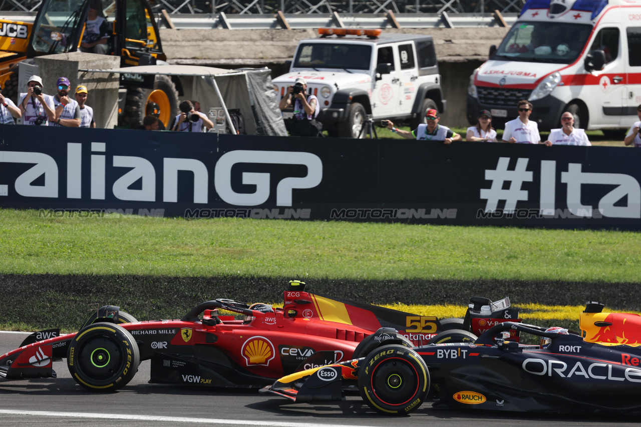 GP ITALIA, Carlos Sainz Jr (ESP) Ferrari SF-23 e Max Verstappen (NLD) Red Bull Racing RB19 battle for the lead of the race.

03.09.2023. Formula 1 World Championship, Rd 15, Italian Grand Prix, Monza, Italy, Gara Day.

- www.xpbimages.com, EMail: requests@xpbimages.com © Copyright: Bearne / XPB Images