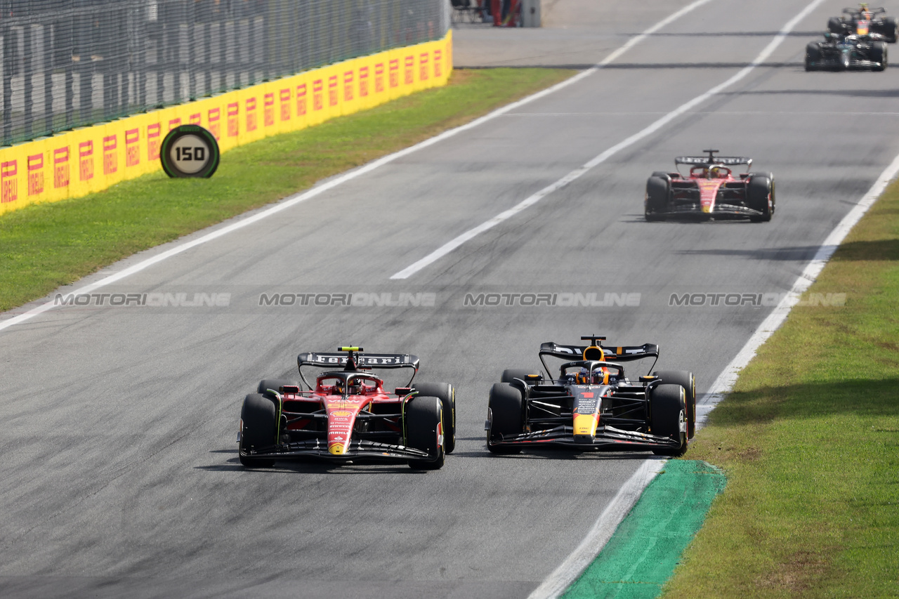 GP ITALIA, Carlos Sainz Jr (ESP) Ferrari SF-23 e Max Verstappen (NLD) Red Bull Racing RB19 battle for the lead of the race.

03.09.2023. Formula 1 World Championship, Rd 15, Italian Grand Prix, Monza, Italy, Gara Day.

- www.xpbimages.com, EMail: requests@xpbimages.com © Copyright: Bearne / XPB Images