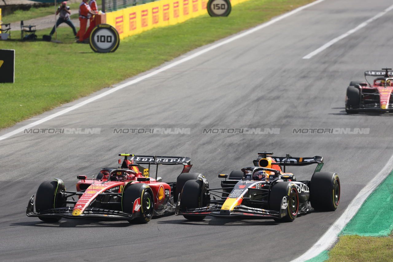 GP ITALIA, Carlos Sainz Jr (ESP) Ferrari SF-23 e Max Verstappen (NLD) Red Bull Racing RB19 battle for the lead of the race.

03.09.2023. Formula 1 World Championship, Rd 15, Italian Grand Prix, Monza, Italy, Gara Day.

- www.xpbimages.com, EMail: requests@xpbimages.com © Copyright: Bearne / XPB Images