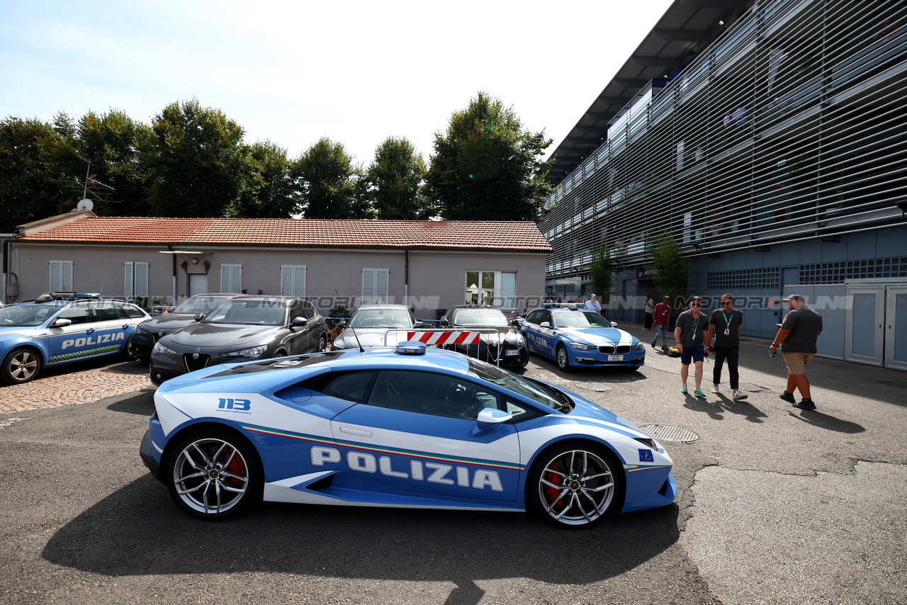 GP ITALIA, Circuit Atmosfera - police car.

03.09.2023. Formula 1 World Championship, Rd 15, Italian Grand Prix, Monza, Italy, Gara Day.

 - www.xpbimages.com, EMail: requests@xpbimages.com © Copyright: Coates / XPB Images