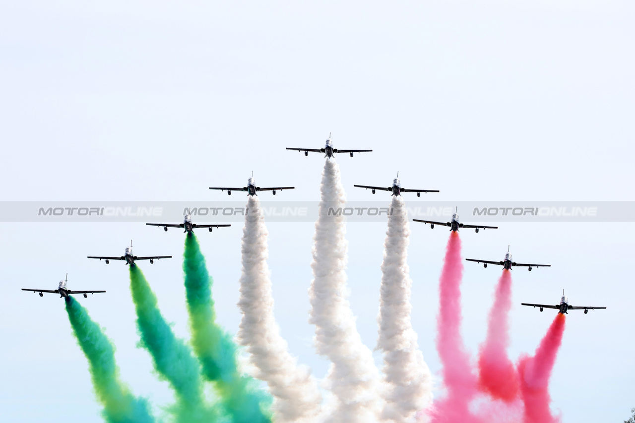 GP ITALIA, Circuit Atmosfera - air display over the grid.

03.09.2023. Formula 1 World Championship, Rd 15, Italian Grand Prix, Monza, Italy, Gara Day.

- www.xpbimages.com, EMail: requests@xpbimages.com © Copyright: Bearne / XPB Images