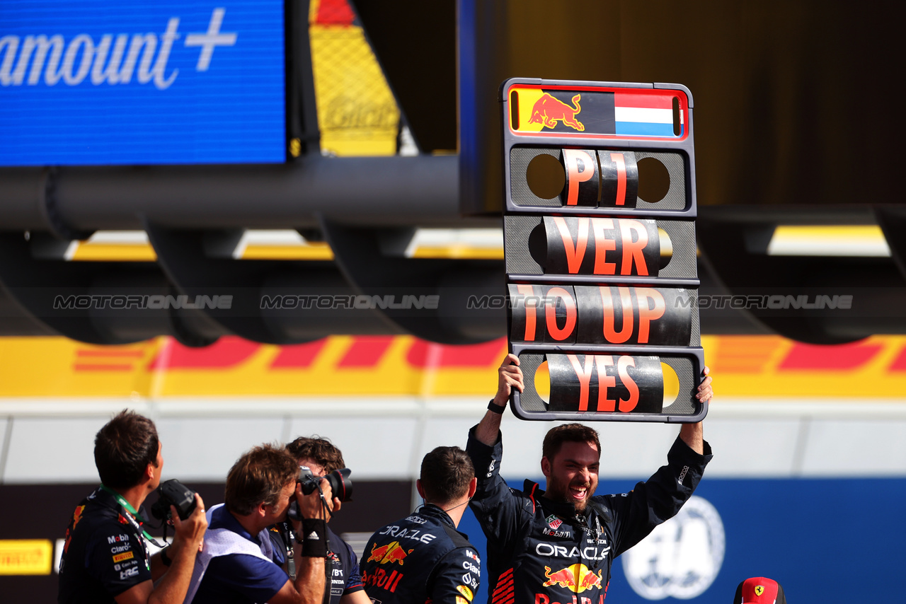 GP ITALIA, Red Bull Racing celebrate 10 wins in a row for Max Verstappen (NLD) Red Bull Racing.

03.09.2023. Formula 1 World Championship, Rd 15, Italian Grand Prix, Monza, Italy, Gara Day.

 - www.xpbimages.com, EMail: requests@xpbimages.com © Copyright: Staley / XPB Images