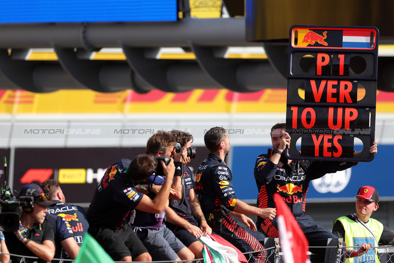 GP ITALIA, Red Bull Racing celebrate 10 wins in a row for Max Verstappen (NLD) Red Bull Racing.

03.09.2023. Formula 1 World Championship, Rd 15, Italian Grand Prix, Monza, Italy, Gara Day.

 - www.xpbimages.com, EMail: requests@xpbimages.com © Copyright: Staley / XPB Images