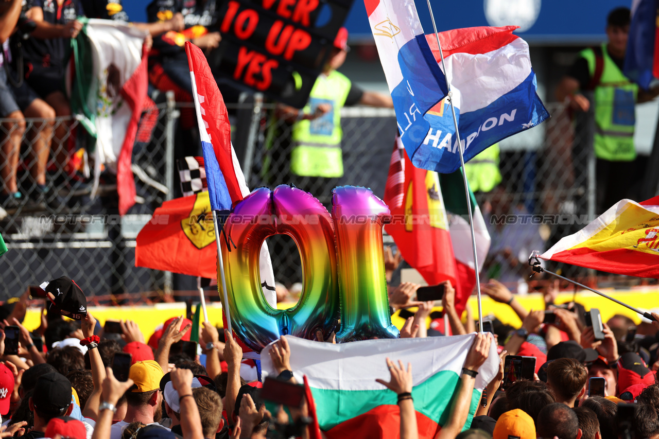 GP ITALIA, Circuit Atmosfera - fans at the podium.

03.09.2023. Formula 1 World Championship, Rd 15, Italian Grand Prix, Monza, Italy, Gara Day.

 - www.xpbimages.com, EMail: requests@xpbimages.com © Copyright: Staley / XPB Images