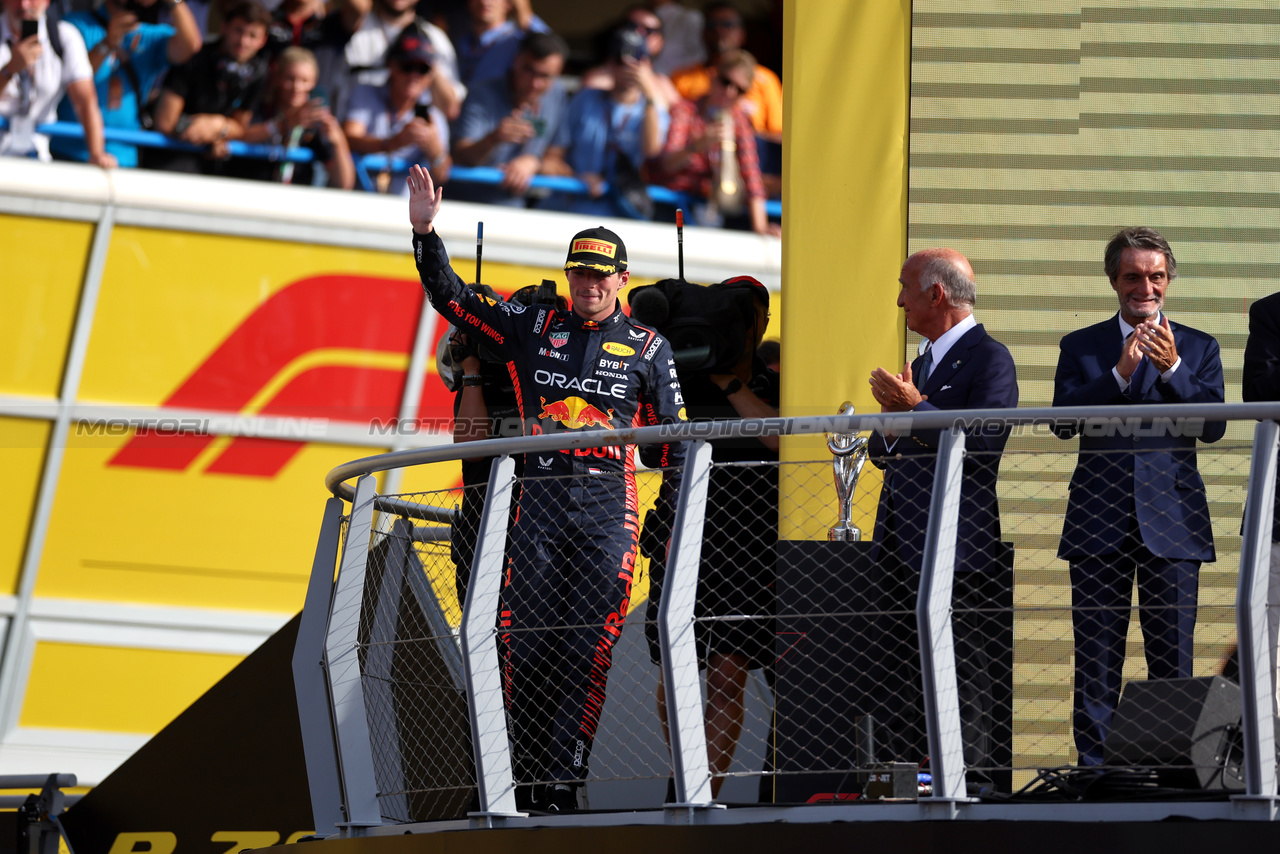GP ITALIA, Gara winner Max Verstappen (NLD) Red Bull Racing celebrates on the podium.

03.09.2023. Formula 1 World Championship, Rd 15, Italian Grand Prix, Monza, Italy, Gara Day.

 - www.xpbimages.com, EMail: requests@xpbimages.com © Copyright: Staley / XPB Images