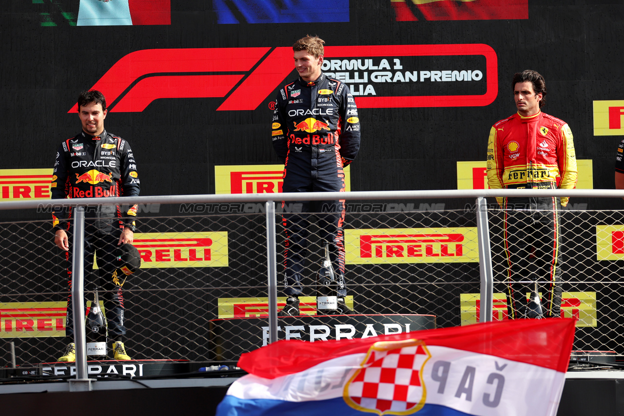 GP ITALIA, The podium (L to R): Sergio Perez (MEX) Red Bull Racing, second; Max Verstappen (NLD) Red Bull Racing, vincitore; Carlos Sainz Jr (ESP) Ferrari, third.

03.09.2023. Formula 1 World Championship, Rd 15, Italian Grand Prix, Monza, Italy, Gara Day.

 - www.xpbimages.com, EMail: requests@xpbimages.com © Copyright: Staley / XPB Images