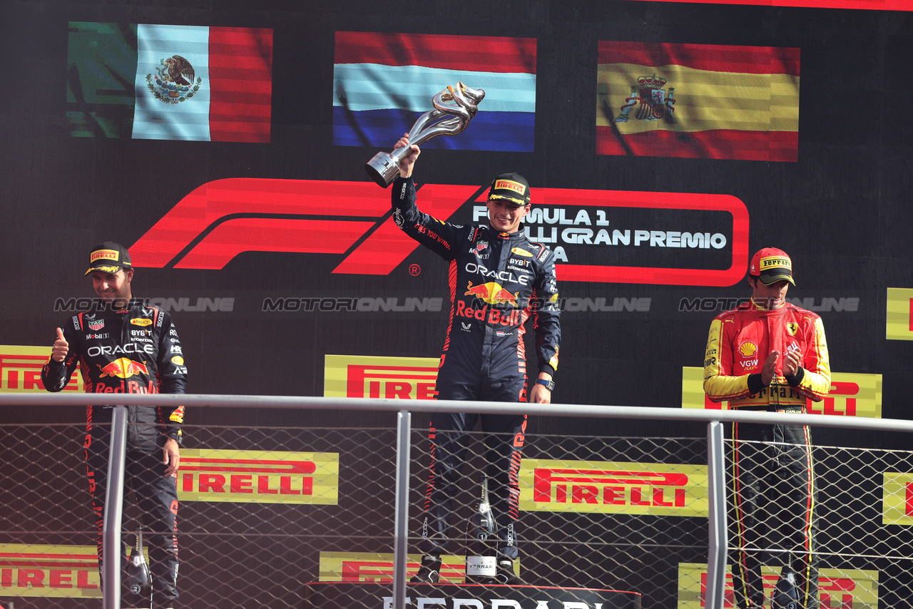 GP ITALIA, The podium (L to R): Sergio Perez (MEX) Red Bull Racing, second; Max Verstappen (NLD) Red Bull Racing, vincitore; Carlos Sainz Jr (ESP) Ferrari, third.

03.09.2023. Formula 1 World Championship, Rd 15, Italian Grand Prix, Monza, Italy, Gara Day.

 - www.xpbimages.com, EMail: requests@xpbimages.com © Copyright: Staley / XPB Images