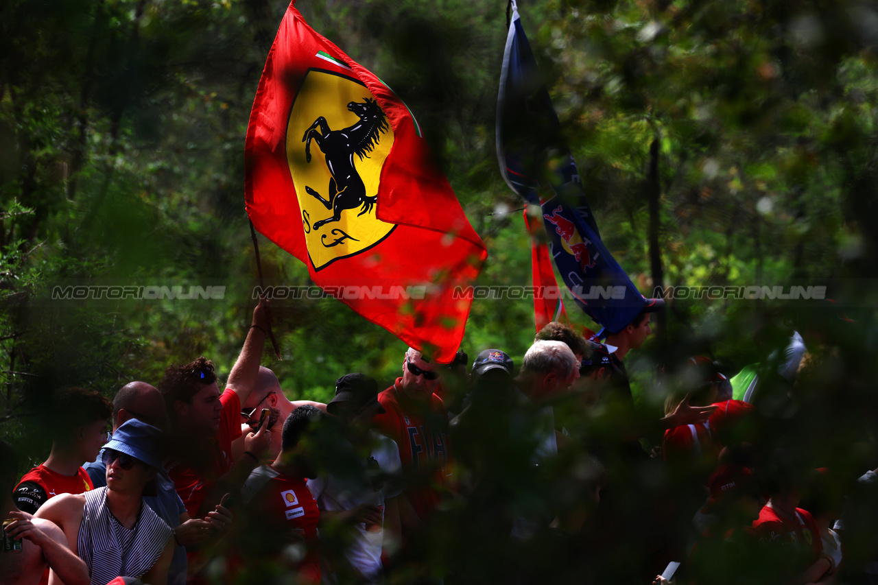 GP ITALIA, Circuit Atmosfera - Ferrari fans e flag.

03.09.2023. Formula 1 World Championship, Rd 15, Italian Grand Prix, Monza, Italy, Gara Day.

 - www.xpbimages.com, EMail: requests@xpbimages.com © Copyright: Coates / XPB Images