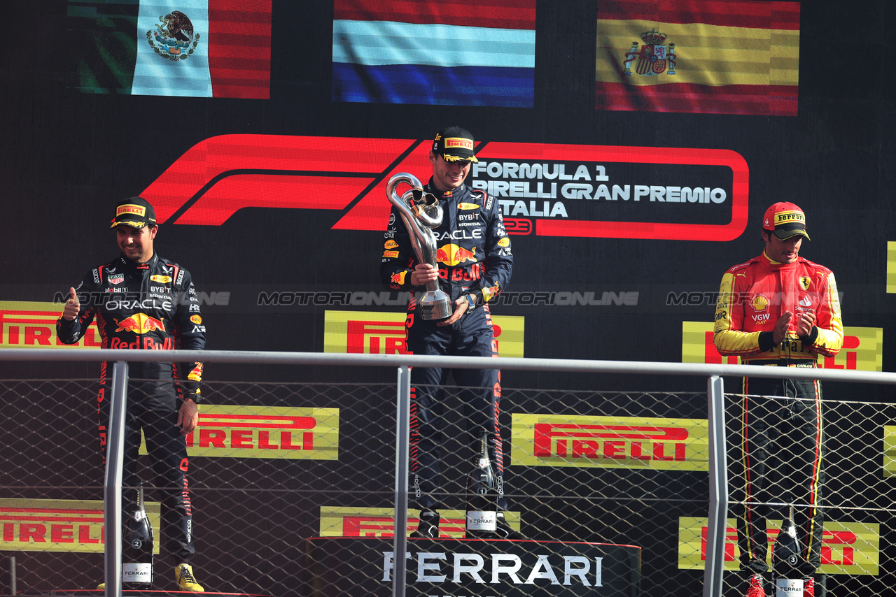 GP ITALIA, The podium (L to R): Sergio Perez (MEX) Red Bull Racing, second; Max Verstappen (NLD) Red Bull Racing, vincitore; Carlos Sainz Jr (ESP) Ferrari, third.

03.09.2023. Formula 1 World Championship, Rd 15, Italian Grand Prix, Monza, Italy, Gara Day.

 - www.xpbimages.com, EMail: requests@xpbimages.com © Copyright: Staley / XPB Images