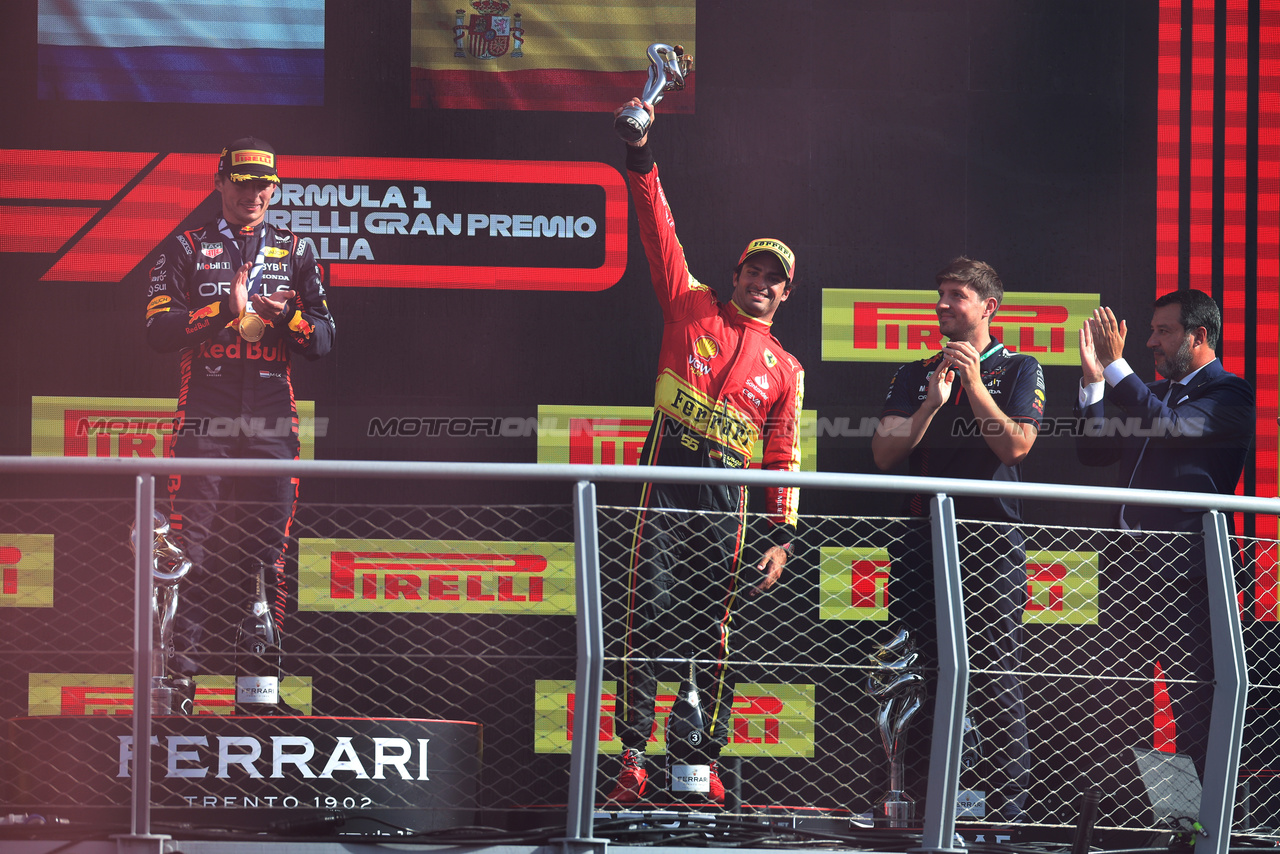 GP ITALIA, Carlos Sainz Jr (ESP) Ferrari celebrates his third position on the podium.

03.09.2023. Formula 1 World Championship, Rd 15, Italian Grand Prix, Monza, Italy, Gara Day.

 - www.xpbimages.com, EMail: requests@xpbimages.com © Copyright: Staley / XPB Images