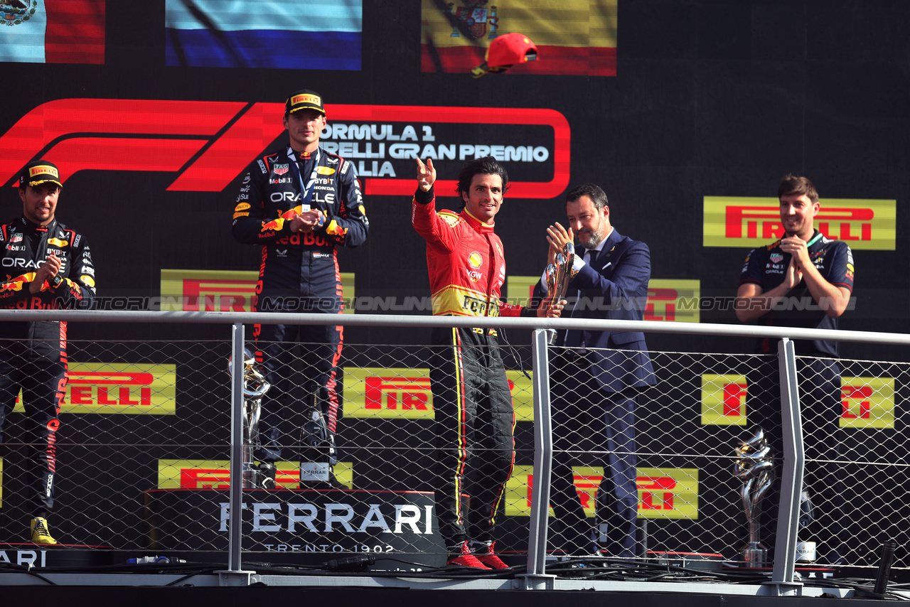 GP ITALIA, Carlos Sainz Jr (ESP) Ferrari celebrates his third position on the podium.

03.09.2023. Formula 1 World Championship, Rd 15, Italian Grand Prix, Monza, Italy, Gara Day.

 - www.xpbimages.com, EMail: requests@xpbimages.com © Copyright: Staley / XPB Images