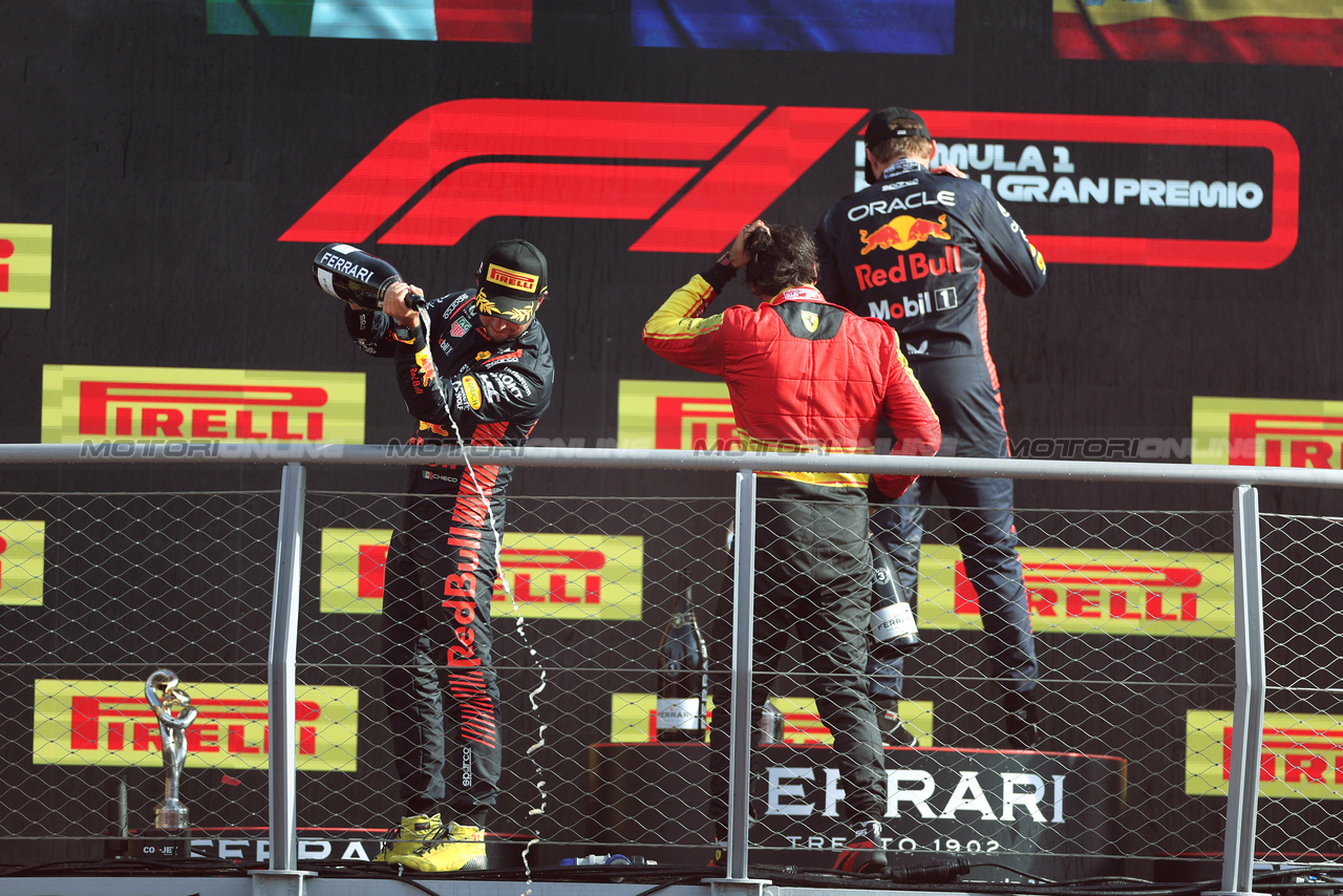 GP ITALIA, Sergio Perez (MEX) Red Bull Racing celebrates his second position on the podium.

03.09.2023. Formula 1 World Championship, Rd 15, Italian Grand Prix, Monza, Italy, Gara Day.

 - www.xpbimages.com, EMail: requests@xpbimages.com © Copyright: Staley / XPB Images