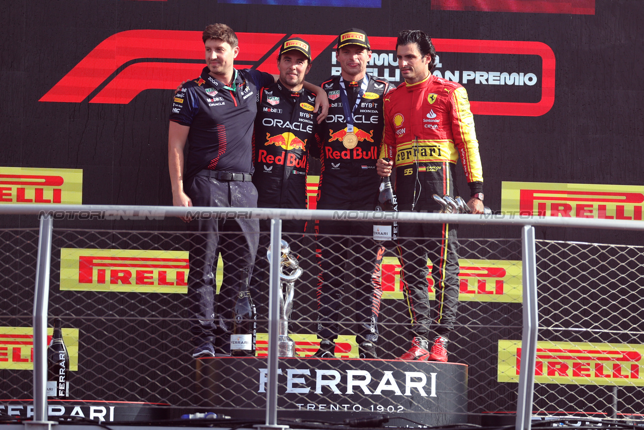 GP ITALIA, The podium (L to R): Jamie Ptaszynski, Red Bull Racing Legal Counsel; Sergio Perez (MEX) Red Bull Racing, second; Max Verstappen (NLD) Red Bull Racing, vincitore; Carlos Sainz Jr (ESP) Ferrari, third.

03.09.2023. Formula 1 World Championship, Rd 15, Italian Grand Prix, Monza, Italy, Gara Day.

 - www.xpbimages.com, EMail: requests@xpbimages.com © Copyright: Staley / XPB Images