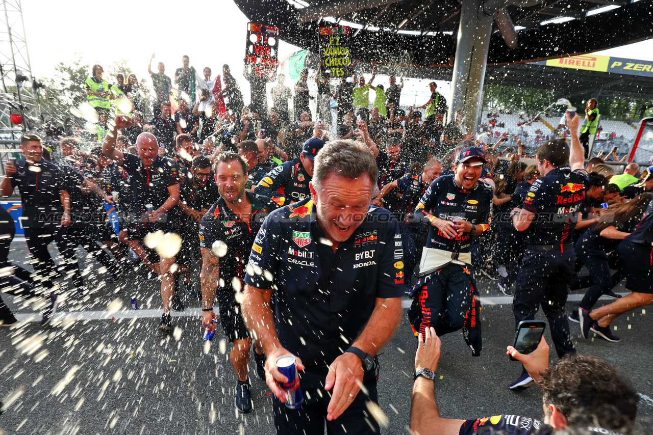 GP ITALIA, Christian Horner (GBR) Red Bull Racing Team Principal e the team celebrate a 1-2 finish e 10 wins in a row for Max Verstappen (NLD) Red Bull Racing.

03.09.2023. Formula 1 World Championship, Rd 15, Italian Grand Prix, Monza, Italy, Gara Day.

 - www.xpbimages.com, EMail: requests@xpbimages.com © Copyright: Coates / XPB Images