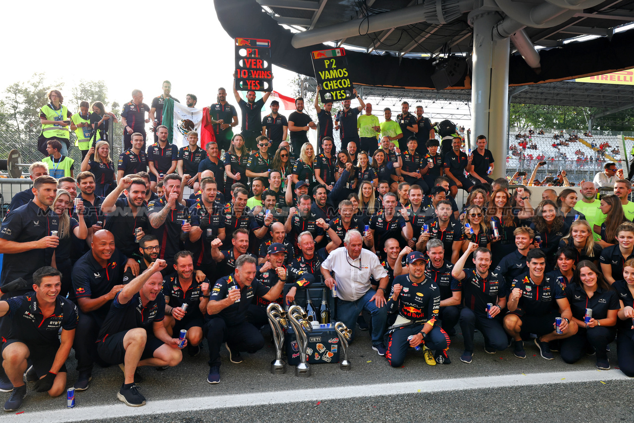 GP ITALIA, Red Bull Racing celebrate a 1-2 finish e 10 wins in a row for Max Verstappen (NLD) Red Bull Racing.

03.09.2023. Formula 1 World Championship, Rd 15, Italian Grand Prix, Monza, Italy, Gara Day.

 - www.xpbimages.com, EMail: requests@xpbimages.com © Copyright: Coates / XPB Images
